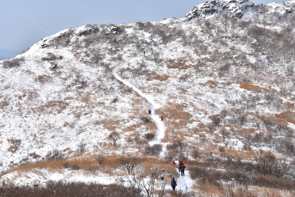 무등산,국립공원,풍경,힐링,산행,설경,상고대,서리꽃,서석대,입석대,안양산,백마능선,장불재,증심사,중봉,중머리재,천왕봉,지왕봉,Korea,National,Park,눈풍경,등산,주상절리,판타스틱,겨울왕국,겨울,지질공원,인왕봉,천지인,설국,2018년,1월,눈꽃,파란하늘,트레킹,winter,landscape,감성,아름다운,황홀한,장관,비경,선경,최고,사진,겨울,계절,winter,season,자연,풍경,nature,landscape,한국자연풍경,한국자연경관,korea nature landscape,outdoors,옥외,person,사람,human,인간