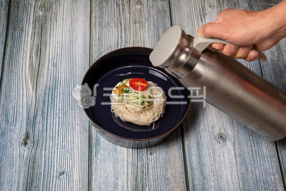 국수,오이채,계란반숙,손으로,콩국수,음식,밀가루,밀가루음식,여름음식,시원한,noodle,food,summerfood,그릇,검은그릇