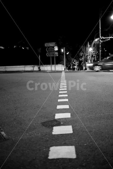 횡단보도,흑백,여행,싱가포르,야경,감성,교통,교통수단,traffic,transportation,해외,외국,세계,foreign,oversea,world,흑백,모노톤,monochrome,black and white,asphalt,아스팔트,automobile,자동차,vehicle,차량,car,차,road,도로