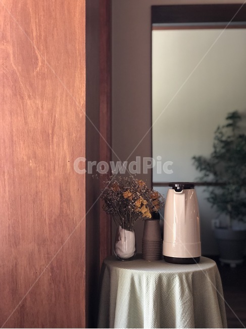 카페,프리지아,테이블,원목,화병