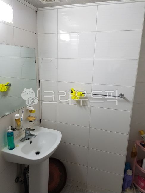 home repairs,construct,towel rack,bathroom,restroom