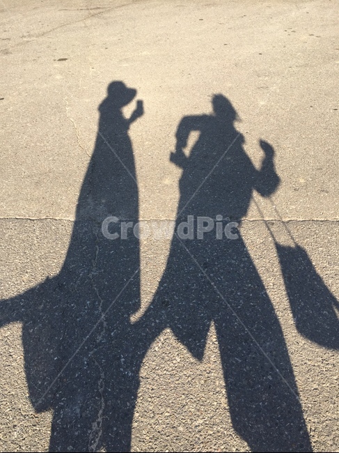 그림자,사람,동작,장난,우정,fun,shadow,silhouette,사람,인물,인간,human,person,인물실루엣,사람실루엣,character silhouette,human silhouette,asphalt,아스팔트