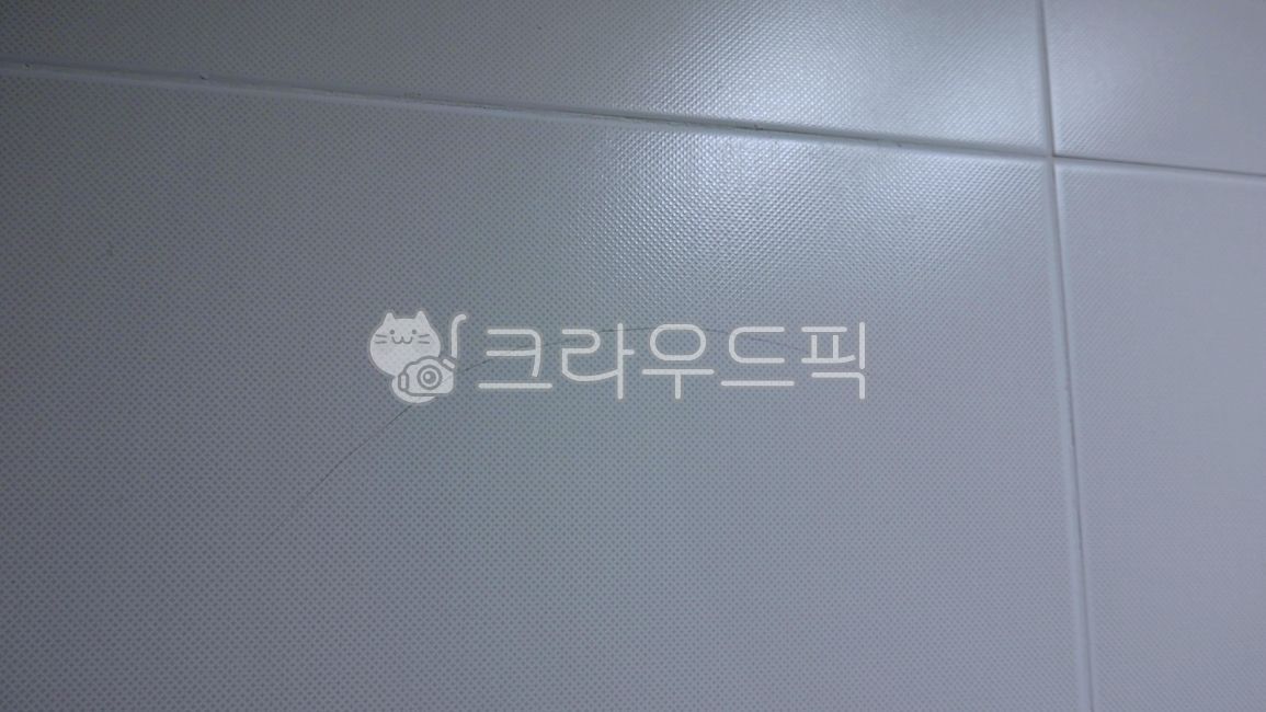 타일,화장실,타일깨짐,타일갈라짐,실내
