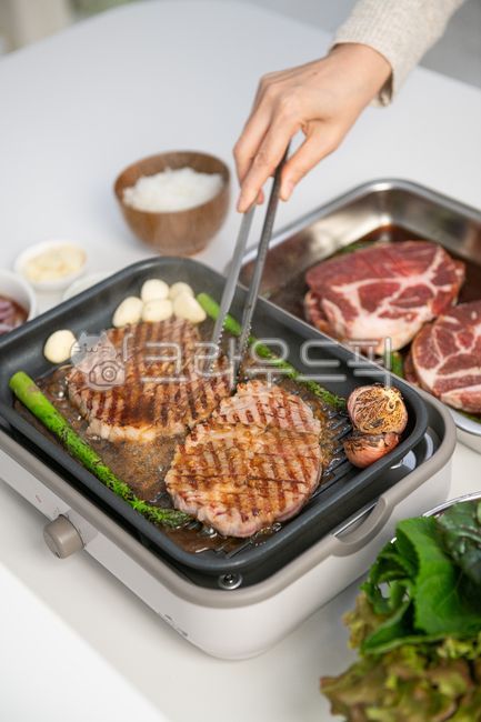 Pork ribs,seasoned meat,raw ribs,pork,aged,seasoning sauce,ladle,mushroom,recipe,soy sauce,raw meat,rib seasoning,grill,tongs,hand,seasoned ribs,grilled,rib roast,cooking,pork neck,pork neck