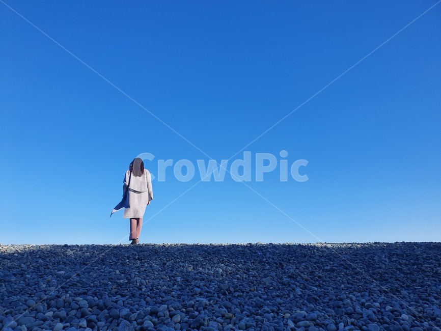 자갈,사람,뒷모습,이쁜,푸른,파란,하늘,겨울,분위기,풍경,배경