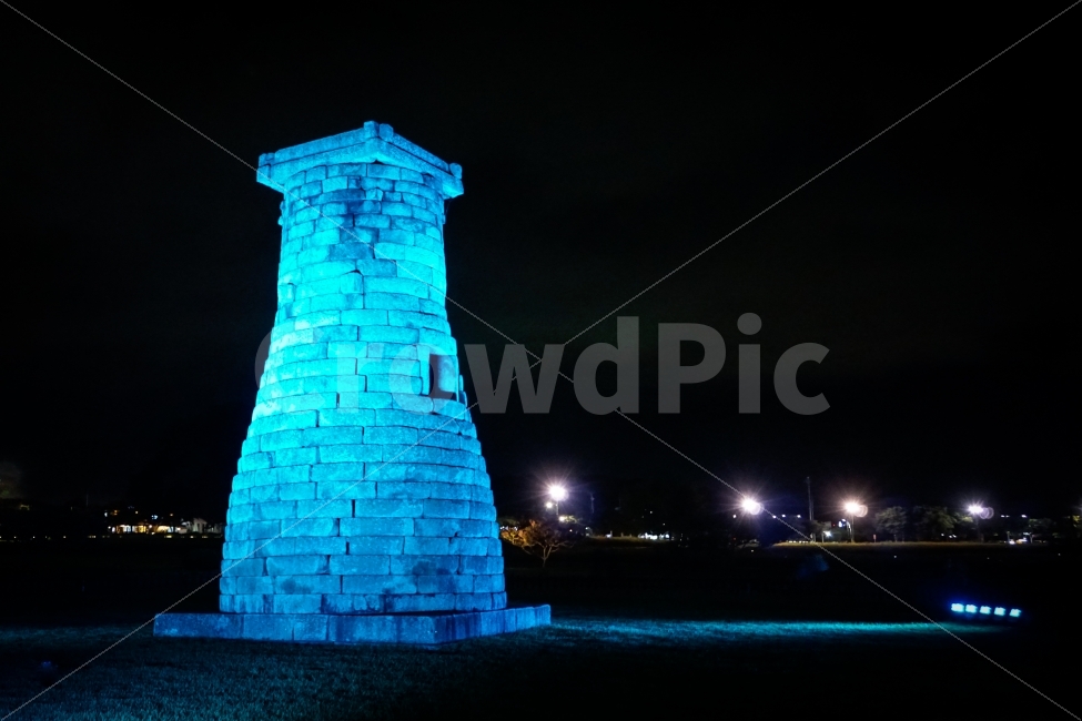 첨성대,경주,문화재,야경,여행,밤,조명,여름,경북,야경,밤,풍경,nightscape,night,landscape,랜드마크,landmark,tourist attraction,한국전통,한국문화,korean traditional,korean culture,색깔,색상,색채,색감,color sense,color sensitivity,feeling of color,architecture,건축물,building,건물,tower,탑,lighthouse,등대