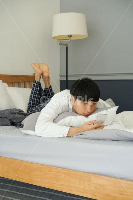 침대,침실,방,실내,집,하우스,남자,남성,이불,bed,휴식,휴일,집돌이,집콕,방구석,일상,사람,인물,인간,human,person,남성,남자,man,male