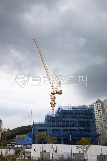 크레인,건설,건축,하늘,빌딩,공사현장,무사고,안전제일,공사,현장,골조,타워크레인,건물,도시,기중기,대형,산업,신축,아파트,가림막,고층건물,도시풍경,단지,고층,주택,부동산,상가건물,상가,흐린날,먹구름,풍경