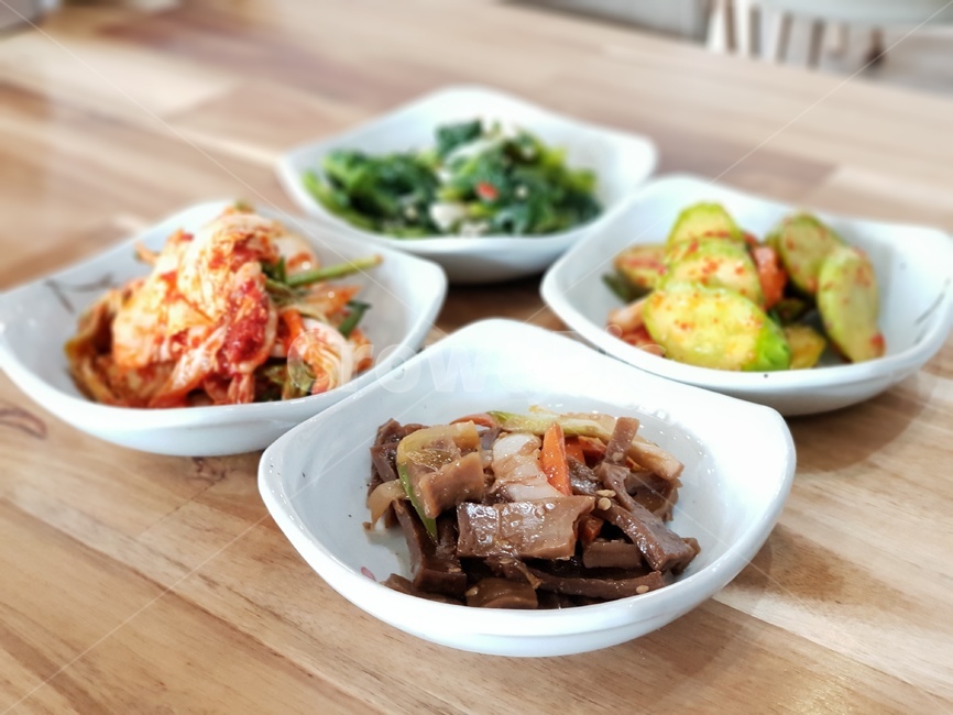 반찬,그릇,음식,정갈함,한식,오이무침,김치,나물