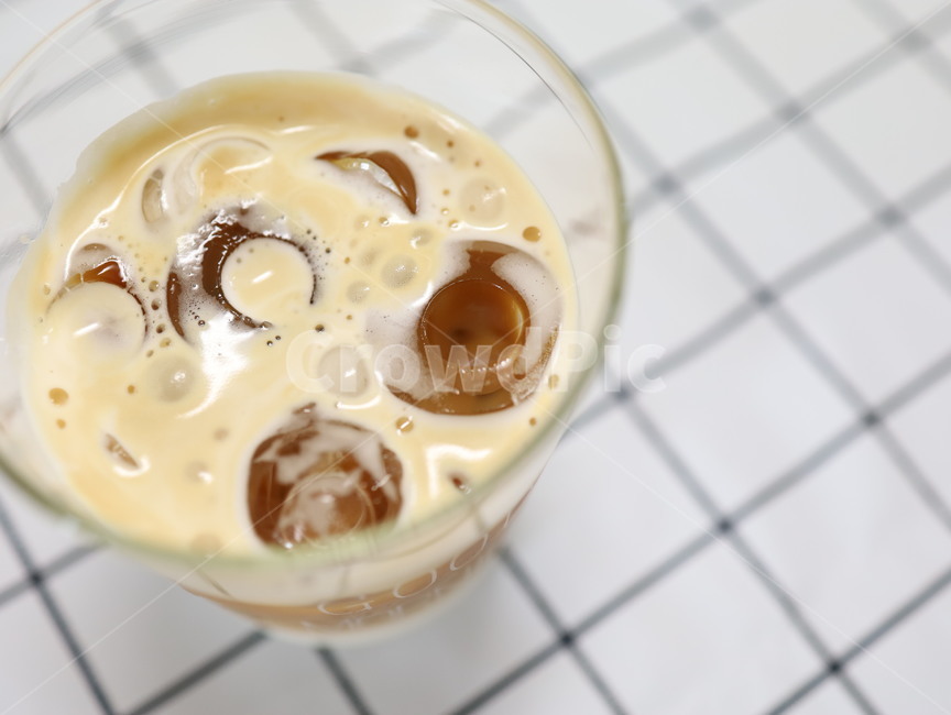 커피,물컵,유리컵,유리잔,잔,컵,얼음,라떼,카페라떼,cafelatte,latte,coffee,베이지,음료수,drink,beverage