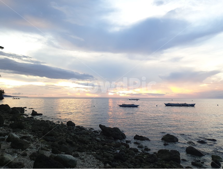 바다,구름,일출,sea,ocean,rock,바위,sunrise,cloud,자연,풍경,nature,landscape,vehicle,차량,boat,보트,transportation,교통