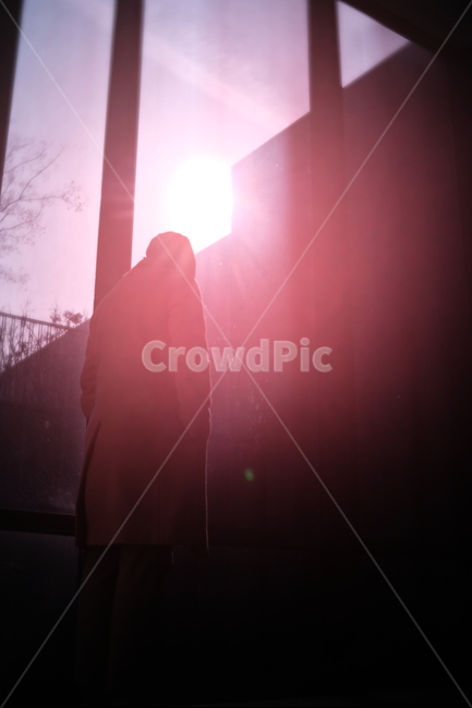 생각,햇빛,실내,태양,인물,사람,인물,인간,human,person,인물실루엣,사람실루엣,character silhouette,human silhouette,감성,sensible,feeling,고독함,외로움,쓸쓸함,우울함,슬픔,lonely,solitary,light,빛,flare,플레어,sunlight