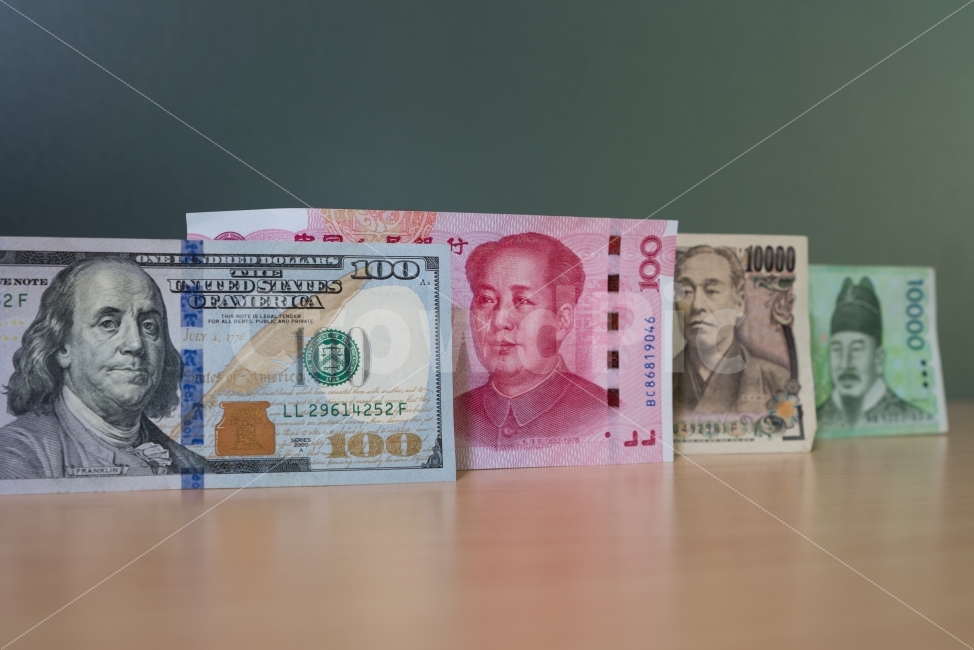 달러,위안,엔화,원화,지폐,돈,통화,기축통화,100달러,100위안,10000엔,만원,용돈,국가,경쟁,무역,위인,오브젝트,금융,외국화폐,외국지폐,환율,환율전쟁,권력,경제,소비,사랑스러운,글로벌,화폐전쟁,통화전쟁,종이,세계경제,선물,기념,물물교환,매매,매수,거래,시장경제,시장,경비,일정한,패턴,무늬,배경,풍경,매력적인,환전,교환,여행,비행기,소중한,욕망,열정,필수품,필요성,본질,돈의가치,싸움,저축,저금,재무,안정적인,안전한,월급,연봉,현금,4개국,정상회담,자산,금융,돈,finance,banking,money