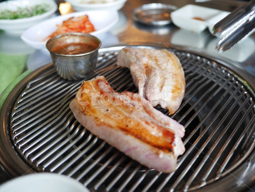 삼겹살구이,삼겹살,육류,바베큐,구이,고기요리,아웃포커스,한식,음식,요리,식사,실내,클로즈업,food,그릴,숯불