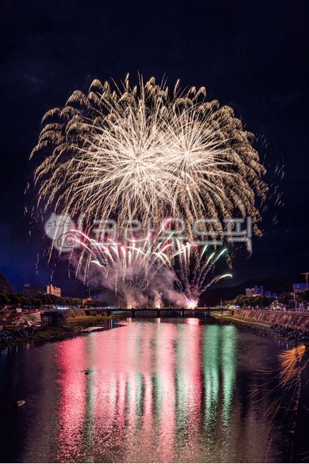 fireworks,불꽃,cityscape,도시경관,urban,도시의,building,건물,architecture,건축물,waterfront,워터프론트,water,물