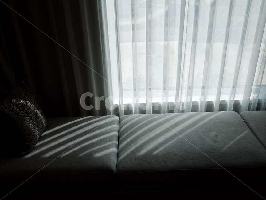 소파,그림자,커텐,분위기,인테리어,조명,아늑함,cozy,daybed,sofa,hotel,호캉스