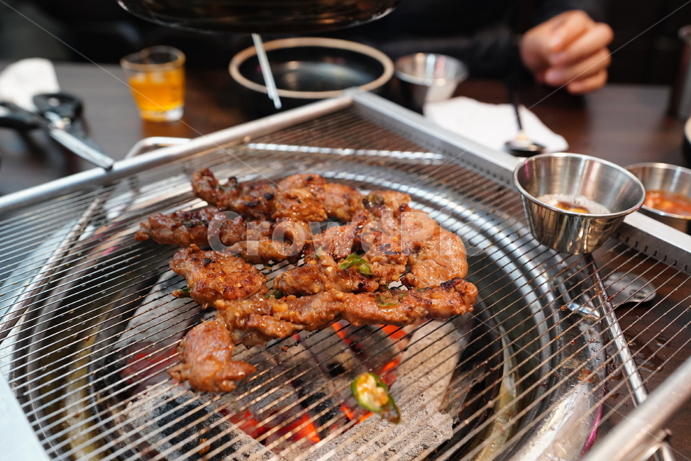 육식,육류,고기,돼지,갈비,갈빗살,불판,술안주,한식,먹거리,안줏거리,구이,음식,식사,음식,식재료,요리,food,cook,meal,dishes,food reserves,육류,고기,meat