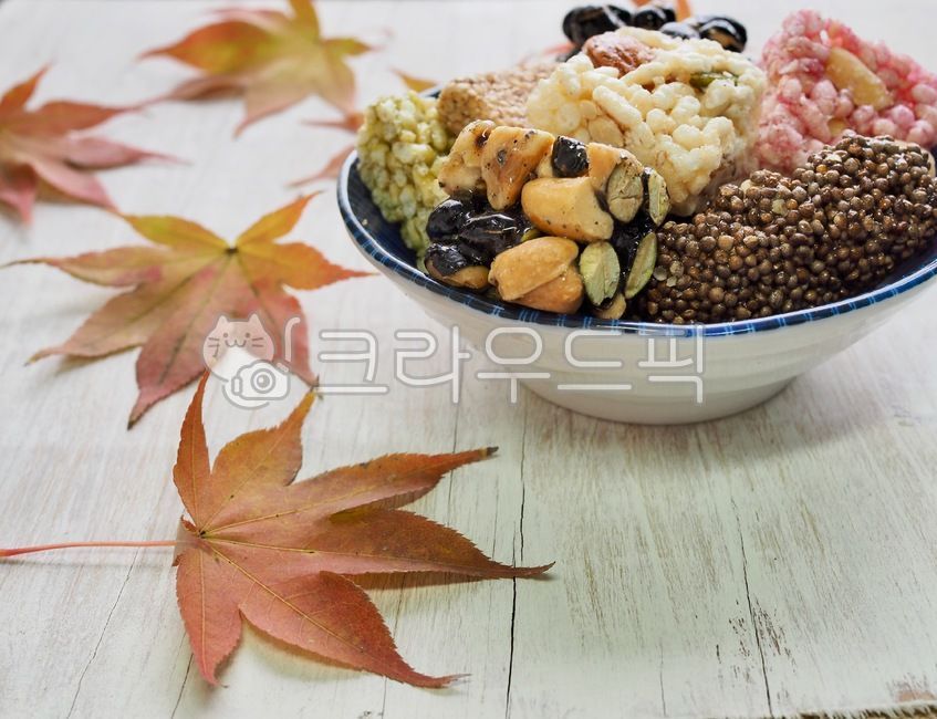 wellnessfood,asianfood,koreanculture,Thanksgiving,traditional culture,Maple leaf,leaves,wellbeing,Wellbeing food,Asian food,traditionalfood,Lunar New Year food,new year,Rice crackers,holiday food,koreantraditionalfood,traditional snacks,Korean traditional
