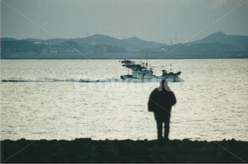 풍경,배,바다,실루엣,감성,배경,필름사진,겨울,남성,남자,뒷모습,사람,인물,인간,human,person,인물실루엣,사람실루엣,character silhouette,human silhouette,산업,industry,industrial,어업,fishery,fishing industry,vehicle,차량,watercraft,선박,transportation,교통,boat,보트