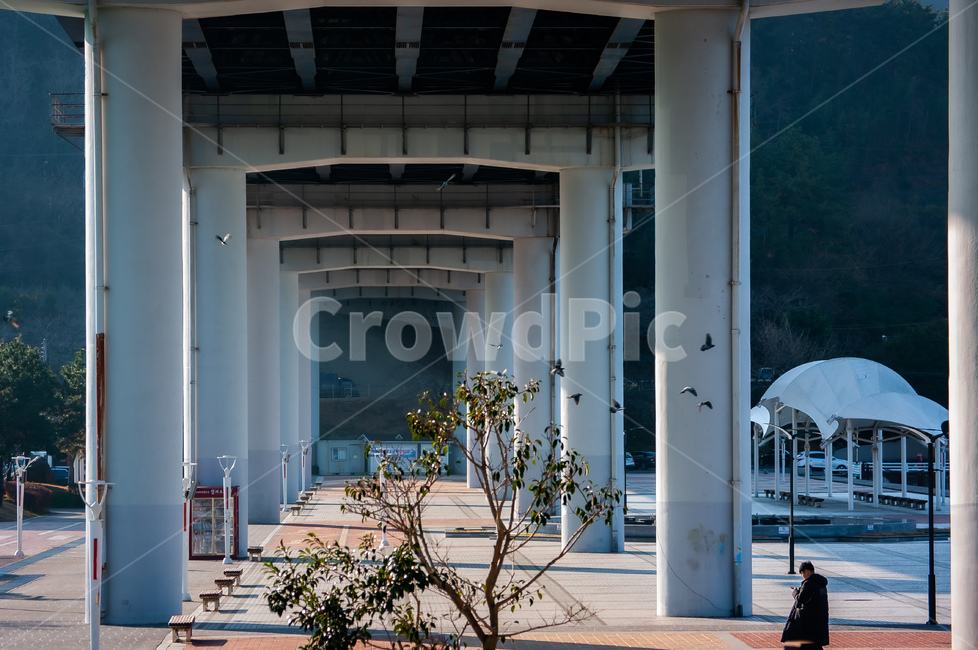 사람,person,human,인간,다리,대교,통영대교,교각,공원,건축물,건물외관,exterior,building,structure,architecture,construction