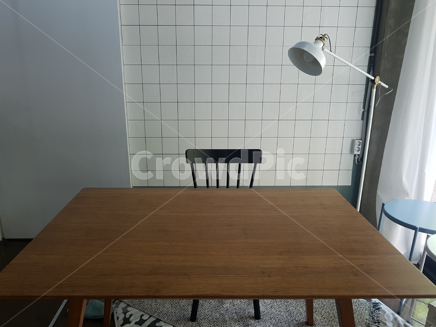 의자,테이블,스텐드,원목테이블,화이트,인테리어,실내디자인,interior design