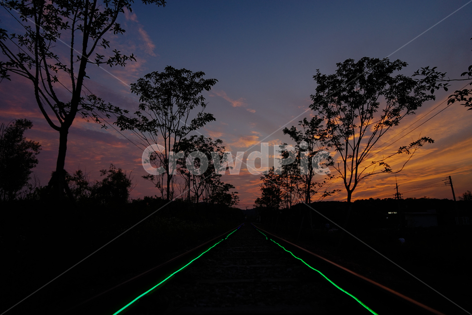 철길,길,조명,노을,석양,풍경,자연,풍경,nature,landscape,실루엣,그림자,silhouette,shadow,outdoors,옥외,rail,레일,transportation,교통,train track,기찻길,railway,철도
