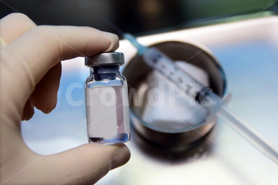 한바이얼,백신,독감,예방주사,예방,감기,주사기,주사바늘,의료용도구,장갑,라텍스장갑,수술용장갑,병원,의원,대학병원,코로나백신,백신접종,사람,인물,인간,human,person,의료,의학,병원,medical,hospital,clinic,사물,물건,오브젝트,thing,object,matter,연출,컨셉,콘셉,direction,concept