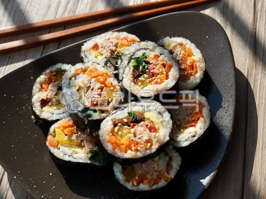 야채김밥,한식,한국음식,김밥,음식,요리,김,채소,당근,햄,밥,단무지,혼합,koreanfood,kimbab,food,cooking,wellbeing,asianfood,carrot,ham,rice,pickledradish,음식,식재료,요리,food,cook,meal,dishes,food reserves,한식,한국음식,한국요리,korean food,korean dishes,korean meal,korean cook