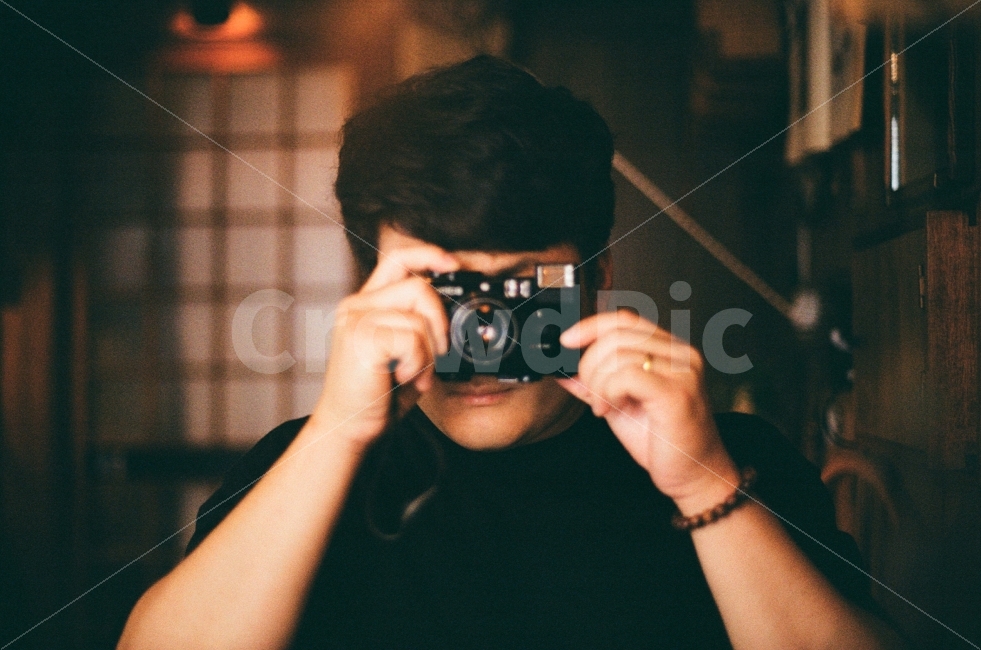 mirror,japan,Kyoto,shooting,space,interior,film photography,reflect,filming,dark,camera,female,human,kyoto,reflection,person taking pictures,photo,personal,sensitive,film,portrait,picture,Emotional photo,she,cafe,person