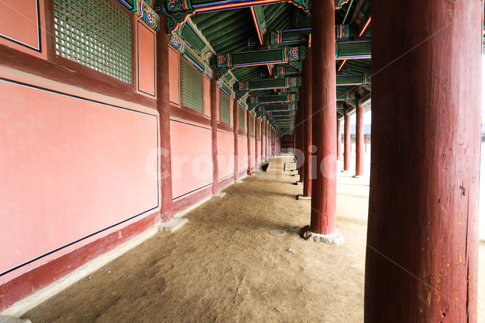 경복궁,문화재,서울,건축,궁전,문,단청,지붕,기와,돌담,돌기둥,고건축,종로구,한국,서까래,석가래,기둥,창살,흙길,회랑,목조기둥,주춧돌,추녀,목조건축물,창문,한국전통,한국문화,korean traditional,korean culture,랜드마크,landmark,tourist attraction,한국랜드마크,한국관광지,한국명소,korea landmark,korea tourist attraction,건축물,건물외관,exterior,building,structure,architecture,construction