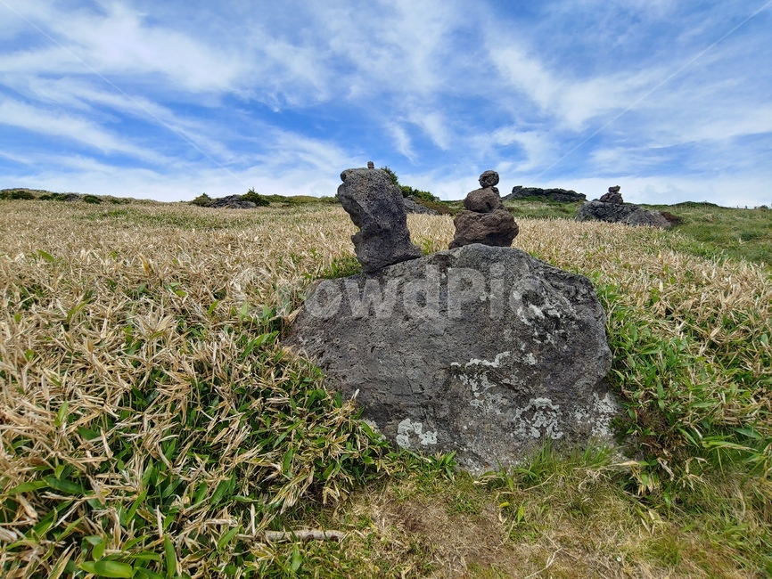 산,하늘,풍경,들판,돌탑,mountain,sky,clouds,green,초록,등산,한라산,배경,바위,rock,stone,tower