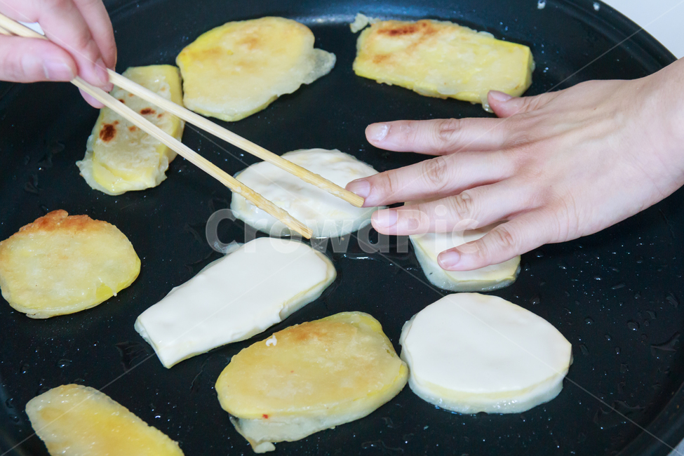 전,부침개,명절,추석,설날,고구마전,고구마,프라이팬,후라이팬,밀가루,기름,명절음식,음식,요리,동그랑땡,명절준비,제사,제사음식,제사준비,한국음식,젓가락,기름진,전통,먹음직스런,다이어트,손,뒤집개,한국전통,한국문화,korean traditional,korean culture,음식,식재료,요리,food,cook,meal,dishes,food reserves,한식,한국음식,한국요리,korean food,korean dishes,korean meal,korean cook