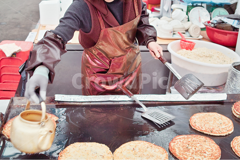 food,식품,광장시장,광장,시장,전통시장,빈대떡,부침,전,요리,길거리음식,음식,서울,bindaetteok,koreanpancake,사람,인물,인간,human,person,음식,식재료,요리,food,cook,meal,dishes,food reserves,한식,한국음식,한국요리,korean food,korean dishes,korean meal,korean cook