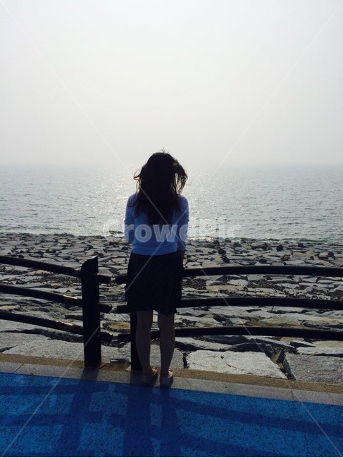뒷모습,여자,해변,긴머리,바람,바라보다,치마,돌,여인,혼자,머릿결,수평선,지평선