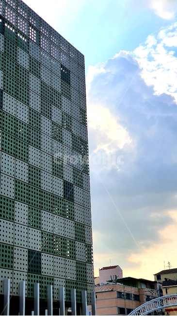 건물,building,하늘,구름,주차타워,건축물,건물외관,exterior,building,structure,architecture,construction