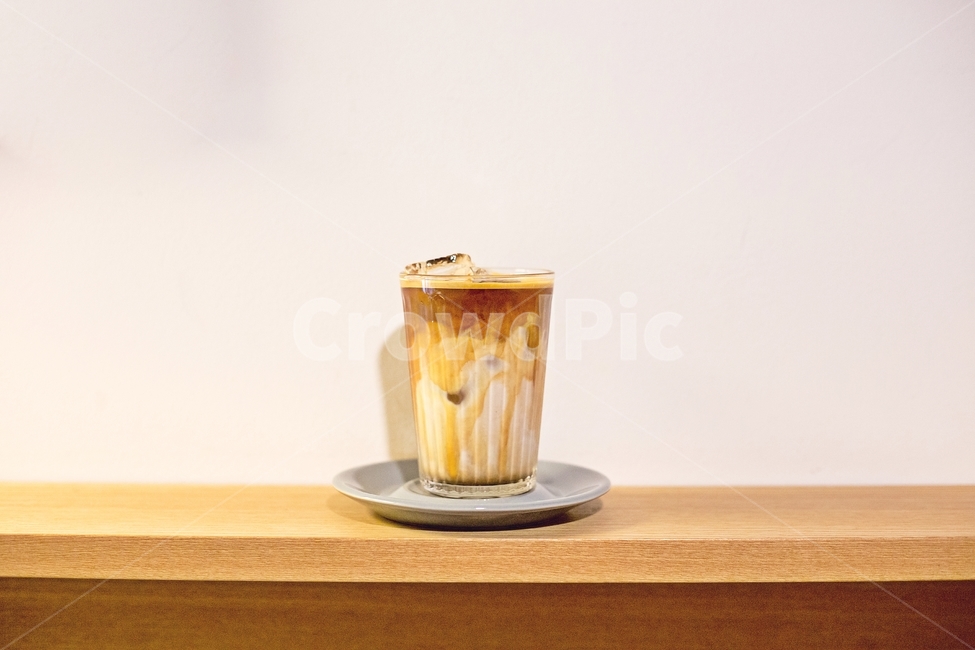 일상,커피,라뎨,카페,감성,카페라떼,coffee,cafe,emotion,음식,음료,힐링,유리잔,우유,drink,cafelatte,커피,카페,coffee,cafe