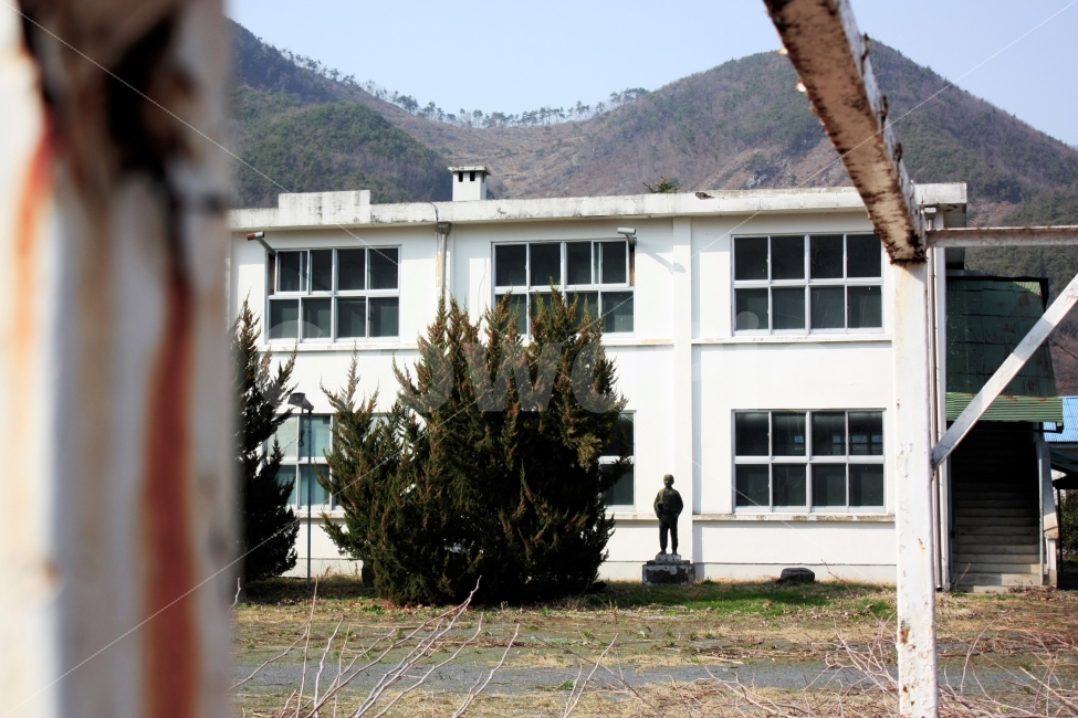 폐교,초등학교,시골학교,운동장,추억,동상,시골,마을,풍경,landscape,country,rural,town,감성,sensible,feeling,교육,학교,공부,education,learning,study,school