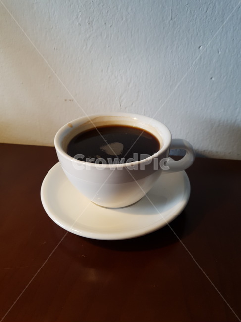 유리,glass,커피,coffee,얼음,ice,아메리카노,americano,빨대,straw,블랙,black,브라운,brown,테이블,탁자,table,카페,cafe,찻잔,머그컵,cup,접시,white,흰색,커피,카페,coffee,cafe
