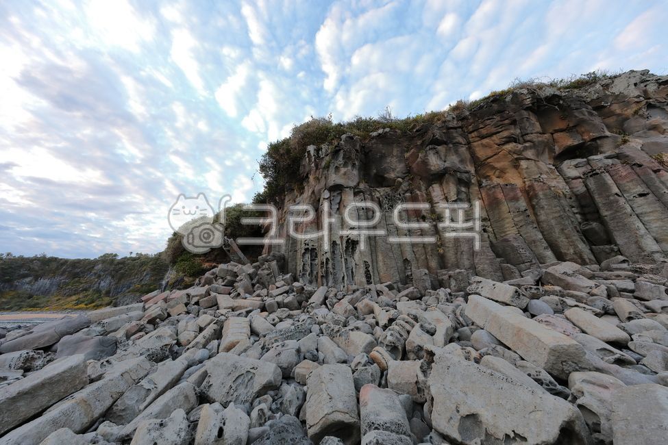sky,Cliff,cliff,nature,Columnar joints,rock,rock wall,cloud,Beach,Coast,outdoors,brow,Gaetkkak Columnar Joint