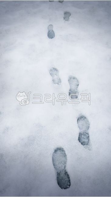 눈,눈길,눈위발자국,눈덮인길,발자국사진,새벽눈길,도심눈길,눈길조심,미끄러운길,눈오는날