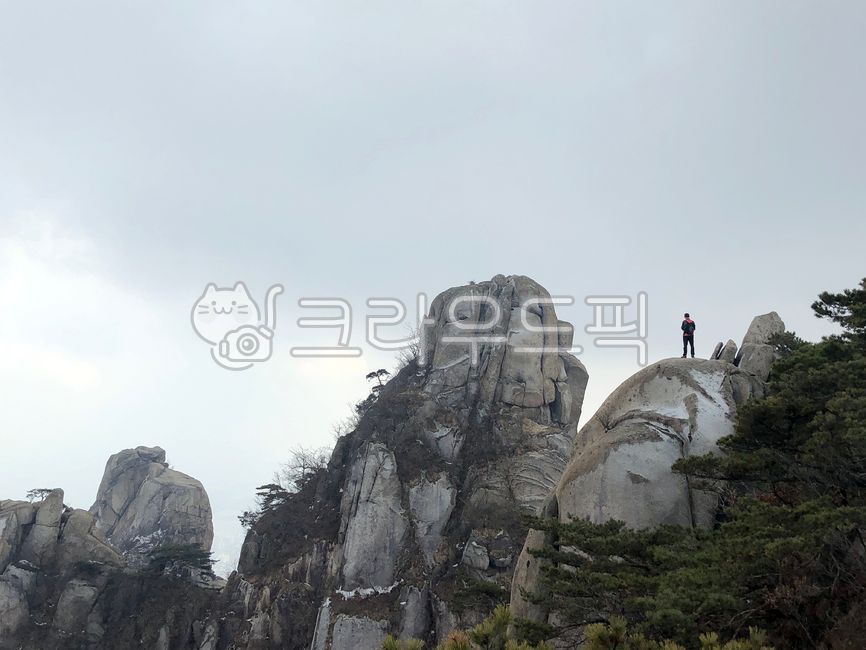 도봉산,자운봉,산,정상,하늘,배경,암반,바위,흐린,등산객,겨울,낭떠러지,자연,옥외,인간,dobongsan,jaunbong,mountain,summit,sky,background,bedrock,rocks,cloudy,hikers,winter,cliff,nature,outdoors,human