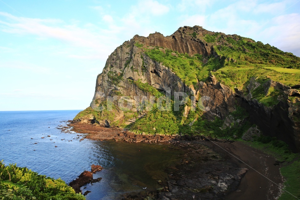 shoreline,해안선,promontory,곶,water,물,ocean,대양,sea,바다,field,들,제주,scenery,풍경,outdoors,옥외,nature,자연,landscape,경치,성산일출봉,cliff,낭떠러지