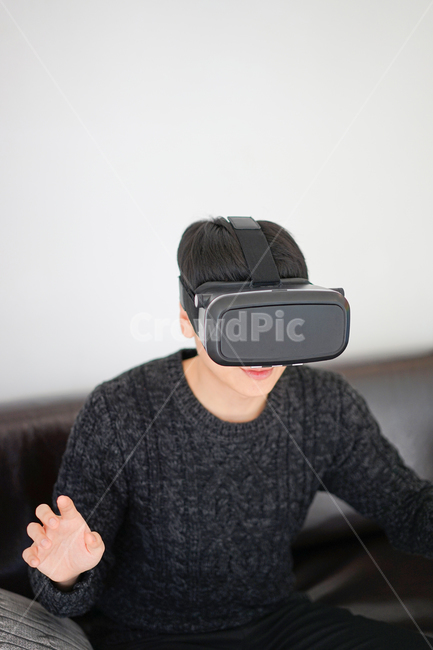 vr,vr기기,가상,남자,남성,증강현실,모션,기술,전자기기,사람,인물,인간,human,person,남성,남자,man,male,정보통신기술,전자기기,전자제품,it,information,technology,electronic equipment
