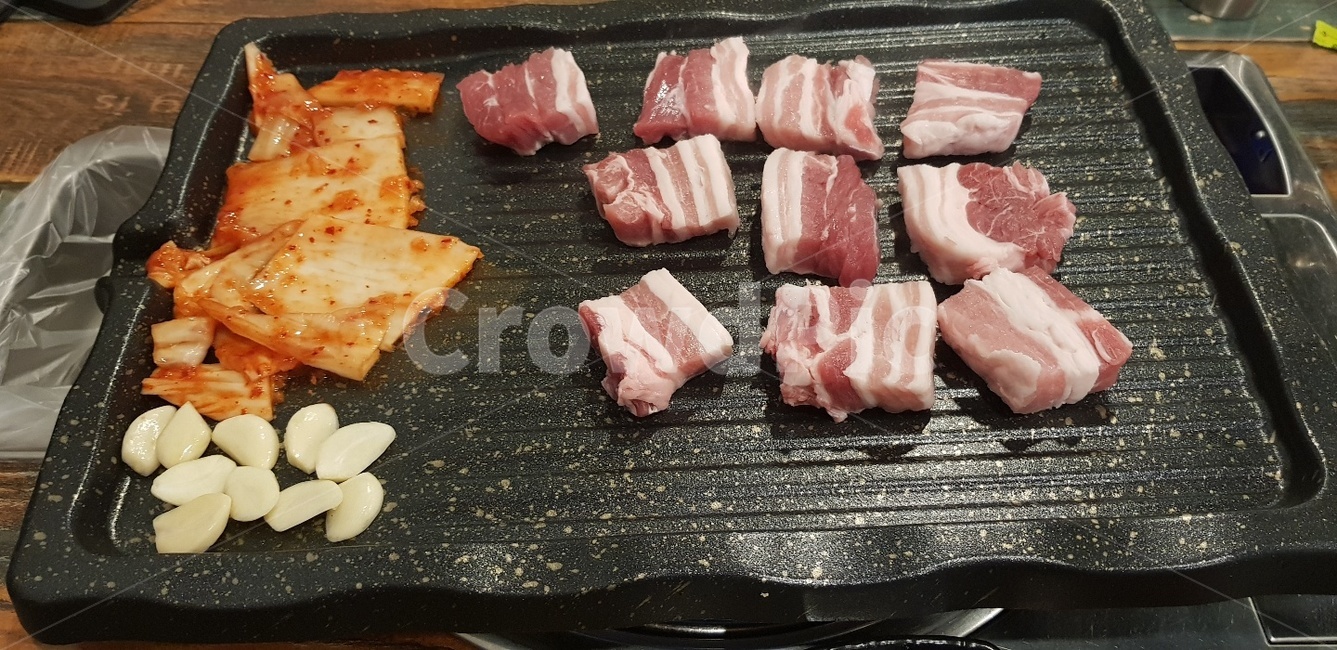 삽겹살,고기,김치,마늘,구운김치,구운마늘,고기반찬,저녁,식사,술안주,meal,food,음식,요리,돼지고기