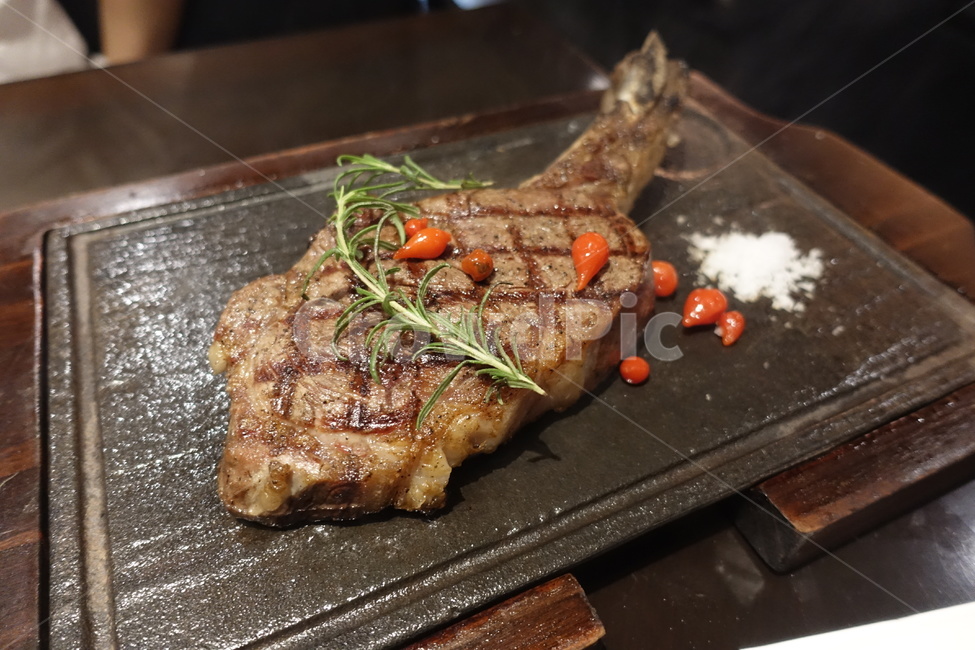 tomahawk steak,steak,western style,meat,food