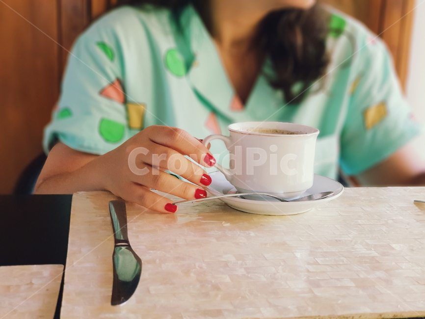커피,모닝커피,coffee,morningcoffee,mug,cup,saucer,컵받침,손,hand,매니큐어,manicure,잠옷,pajamas,아침,breakfast,나이프,knife