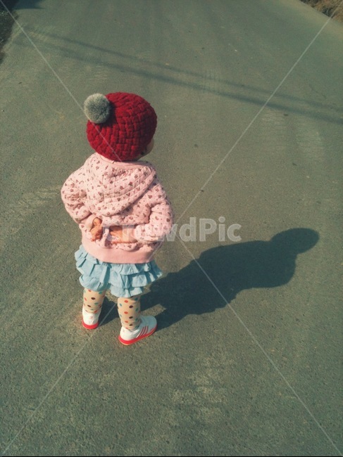 모자,아이,뒷짐,그림자,뒷모습,걱정,어린이,귀여운,가족,사랑스러운,감성사진,따뜻한사진,순수,child,kid,cute,lovely,기분,감성,어린아이,사람,인물,인간