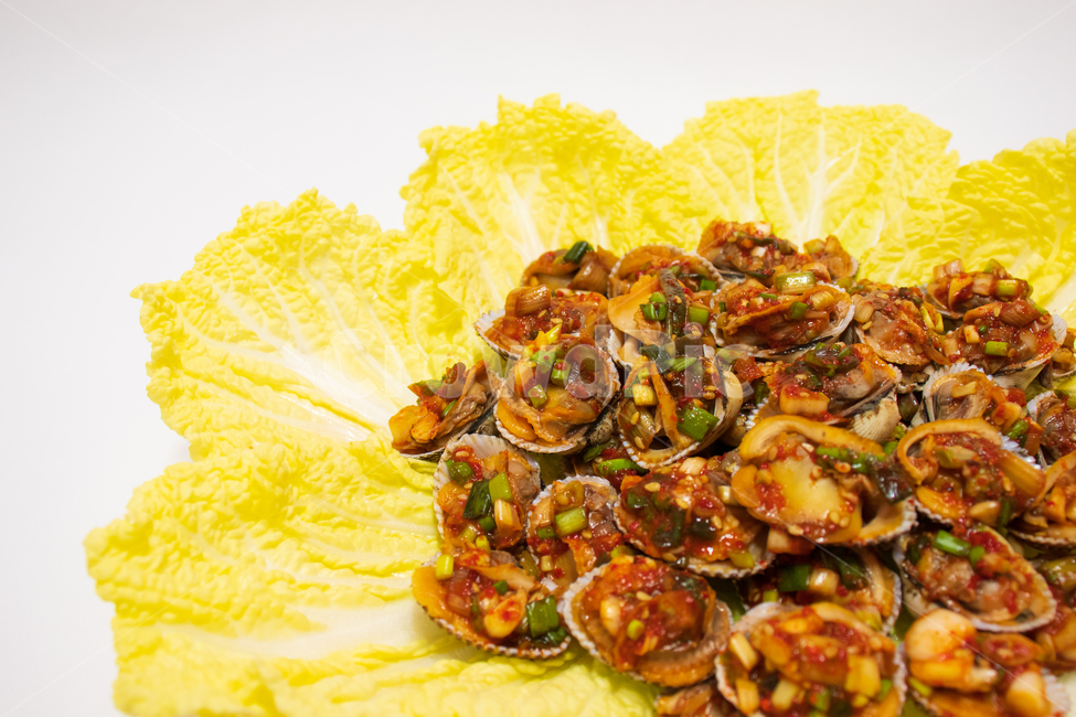 꼬막무침,꼬막,배추,한식,요리,제철음식,겨울음식,한국음식,겨울,제철,음식,무침,반찬,식사,식품,한국,어패류,조개,돌조개,돌조개과,해산물,해물,수산물,씨푸드,먹거리,먹을거리,점심,저녁,파티,홈파티,장식,데코,데코레이션,플레이팅,야채,채소,알배추,배추잎,배춧잎,꽃,꽃모양,예쁜,예쁘다,아름다운,아름답다,문화,가을,자연,소스,매운,맵다,짜다,양념,양념장,건강,홈메이드,신선한,홈메이드쿡,쿡,아시아,맛,맛있는,매콤한,백그라운드,바탕,배경,cockle,clam,seafood,cabbage,cabbageleaves,chinesecabbage,napacabbage,food,koreanfood,vegetable,korea,culture,meal,cooking,cuisine,cook,eat,winter,health,healthy,homemade,spicy,hot,asia,sauces,eating,natural,nature,decor,decoration,fresh,beautiful,party,lunch,dinner,dish,plate,delicious,tasty,background,음식,식재료,요리,food,cook,meal,dishes,food reserves,한식,한국음식,한국요리,korean food,korean dishes,korean meal,korean cook