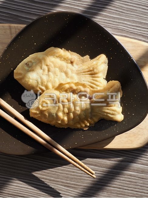 fish shaped bread,fishshape,snack,chopsticks,fish bread,winter,confectionery,baking,Korean food,fishshapedbread,koreanfood,bread,brown,food,meal,dessert,winter food,winterfood,fish shape,fishbread
