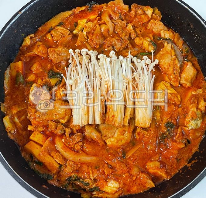 국물닭갈비,닭갈비,닭요리,닭,닭고기,국물,매콤한,매운음식,매운요리,먹방,밥도둑,식재료,야채,채소,양념,한식,한국음식,한국요리,팽이버섯,버섯,고구마,요리,음식,식사,웍,dish,food,meal,wok,cook,koreanfood